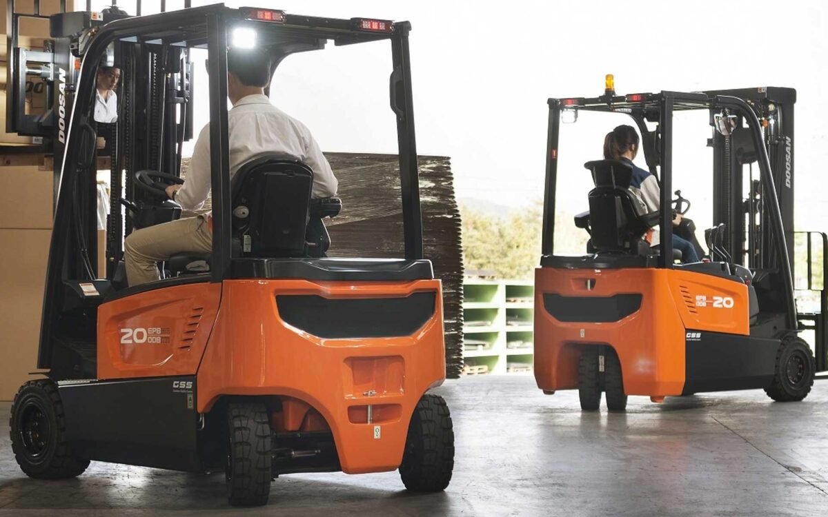 3 Wheel vs 4 Wheel Electric Forklift: Which One Do You Actually Need?