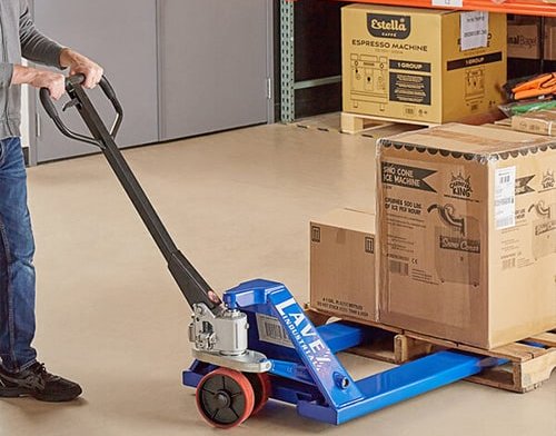 hand pallet truck Position the Forks Correctly