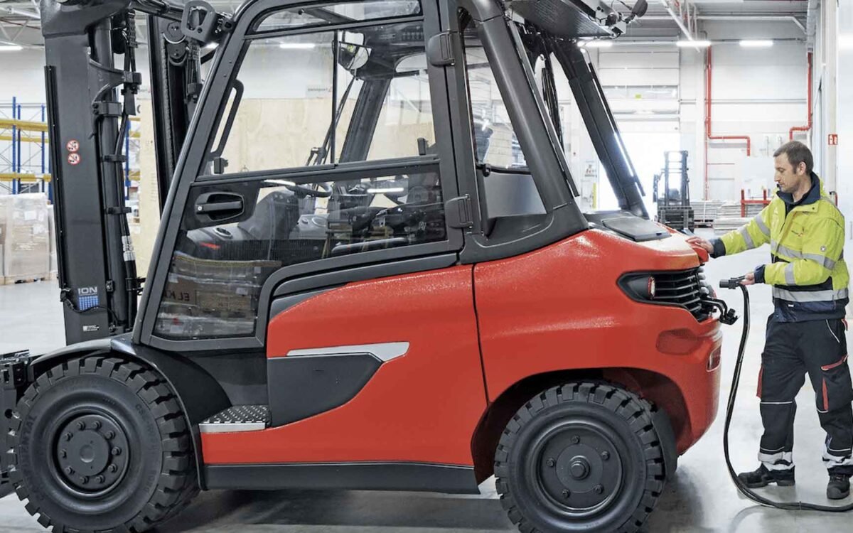 The Real Problem With Lithium Forklifts in Multi-Shift Warehouses